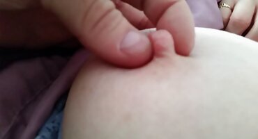 એક જંગલી બિલાડી તેના અસામાન્ય દેખાવ સાથે વ્યક્તિ પર વળે ગુજરાતી સેકસી વીડીયો આપો છે