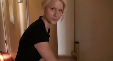 એક માણસ ભાડાના એપાર્ટમેન્ટમાં સેક્સ કરવા માટે તેની સેકસી વીડીયો બતાવો ગર્લફ્રેન્ડને છૂટાછેડા આપે છે.