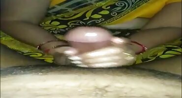 સ્વયંસ્ફુરિત અને સુંદર વ્યક્તિ કારમાં વીડીયો સેકસી એક છોકરીને અશ્લીલ કરે છે