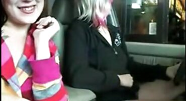 એક સુંદર માણસને ખુશ કરવા માટે, એક છોકરી તેના ફુલ સેકસી એચડી વીડીયો મોંમાં એક ટોટી મૂકે છે