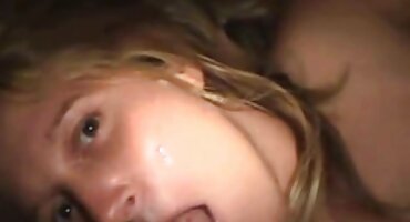 બસ્ટી સુંદરતા તેના બિલાડી સેકસી સેકસી વીડીયા રમકડું અને આંગળીઓને સંભાળે છે