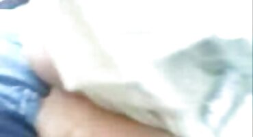 લીલા સોફા પર, એક સ્ત્રી એક હાથથી વાહિયાત સેકસી વીડીયો ફુલ છે.