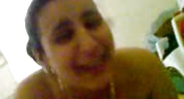 એક વ્યસ્ત પિયાનોવાદક સેકસી બીપી વીડીયો ઘરની કડક રખાતને ચુંબન કરે છે