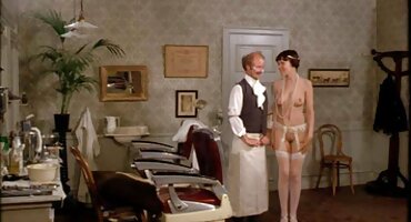 ઉભા બીપી વીડીયા સેકસી રહીને તેના શિશ્નને ચુંબન કર્યા પછી, એક પુરુષ સ્ત્રીના મોજાંને ચૂડે છે.