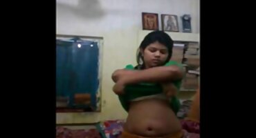 એક મજબૂત સ્ટડ જુસ્સાથી મોં સેકસી બીપી વીડીયો પર એક છોકરીને ચુંબન કરે છે