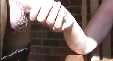 તેણીએ એક મોટો ટોટી લીધો અને સેકસી વીડીયો આપો ચિકન મોં પર ચુંબન કર્યું.