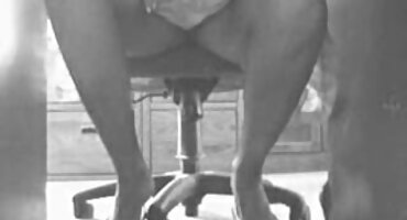 ગાય્સ ખુશીથી સેકસી વીડીયો સેકસી શેરીમાં એક છોકરીને સભ્યોને દબાણ કરે છે