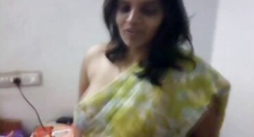 સુંદર ટીન તેના પગ સાથે સેકસી વીડીયો સેકસી કેવેલિયર ટોટીને મંજૂરી આપે છે