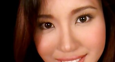 એક નાનો વ્યક્તિ બગીચામાં ગાઝેબો પર સેકસી વીડીયો આપો એક નાની છોકરીને ચુંબન કરે છે