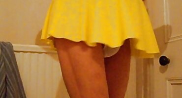 તે ઉપર વળેલો સેકસી વીડીયો બતાવો અને ખુલ્લી બિલાડી પર છોકરીને ચુંબન કર્યું