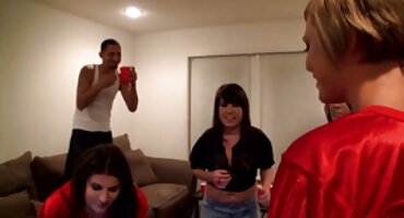 કોઈ ટિટ્સ સાથે એક છોકરી એક સ્લટ પર બેસીને સેકસી વીડીયો બતાવો ખુશ છે