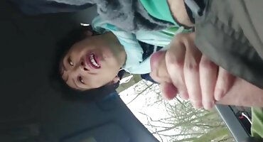 વિષયાસક્ત એચડી સેકસી વીડીયા સુંદરતા ઉત્સાહપૂર્વક તેના બિલાડી વાઇબ્રેટરને મસાજ કરે છે