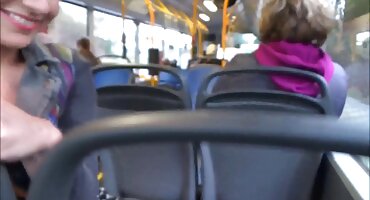 મીઠી છોકરી ફ્લોર સેકસ વીડીયો બતાવો પર બેસીને તેના કેપને સ્પર્શે છે