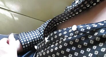 નાના દાઢીવાળા એક માણસ સ્પષ્ટપણે બિલાડીમાં પ્રવેશ કરે સેકસી વીડીયો ફોટા છે