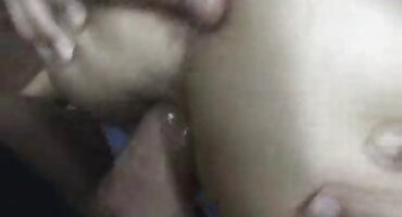 લાલ માસ્કમાં છોકરી છી ત્રીપલ સેકસ વીડીયો ભરેલી છે