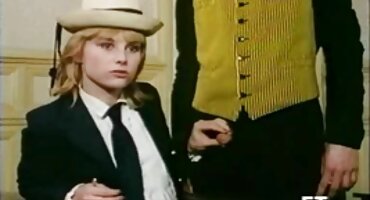 વાદળી શર્ટ માં વીડીયો સેકસ છોકરી એક વ્યક્તિ