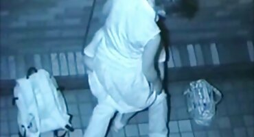 દાઢીવાળા માણસ સૂવાના સમયે ચુંબન કરતા પહેલા તેની ગર્લફ્રેન્ડને ત્રીપલ સેકસ વીડીયો સખત મહેનત કરે છે