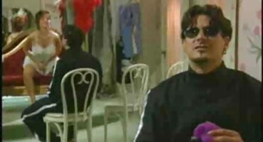 એક સેકસી પીચર વીડીયો છોકરો એક છોકરીને મુલાકાત લેવા લાવ્યો અને તેને ચુંબન કર્યું