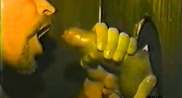 વ્યક્તિએ ચુંબન સેકસી બીપી વીડીયો કરવા માટે સારા આંકડાઓ સાથે બે સુંદરીઓને સમજાવ્યા