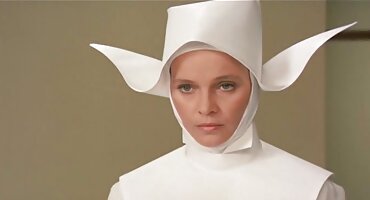 તે તેના પગ ફેલાવે છે બીપી સેકસી બીપી વીડીયો અને તેની બિલાડી પર હસ્તમૈથુન કરે છે