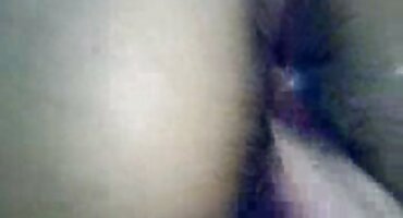 શ્યામ પળિયાવાળું સેકસી વીડીયો સેકસી પશુ તેના હિપ્સ ફેલાવે છે અને તેને ચુપચાપ કરે છે