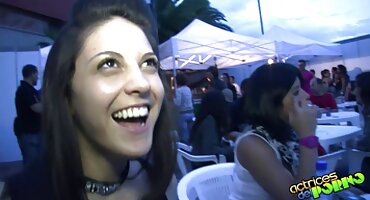 હાર્ડ બાલ્ડ વીડીયો સેકસી ઇડિઅટ પર સ્ખલન કરવા માટે એક સુંદર શ્યામા પર પલંગ