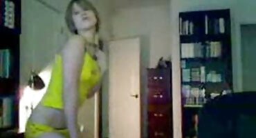 ભવ્ય મહિલા ત્રીપલ એક્સ વીડીયો સેકસી તેના આંગળીઓ સાથે તેના વાળ ઘસવામાં